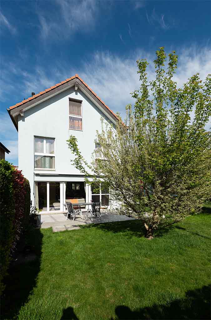 facade-ouest-haie-arbre-terrasse-villa