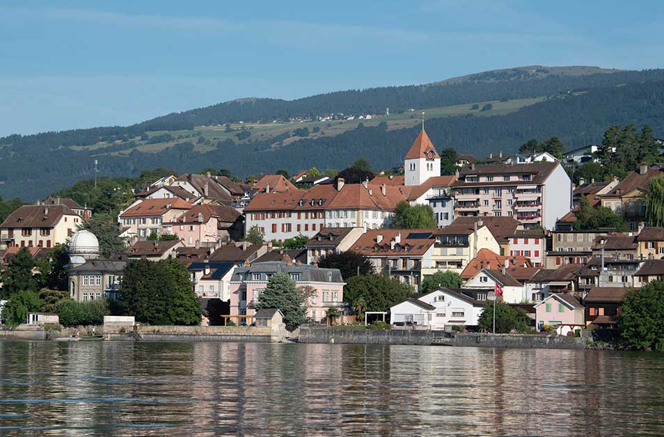 Bourg vu du lac