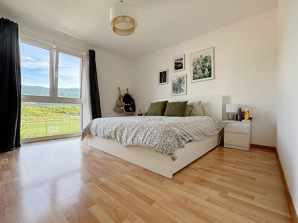 Chambre à coucher avec vue sur le Jura