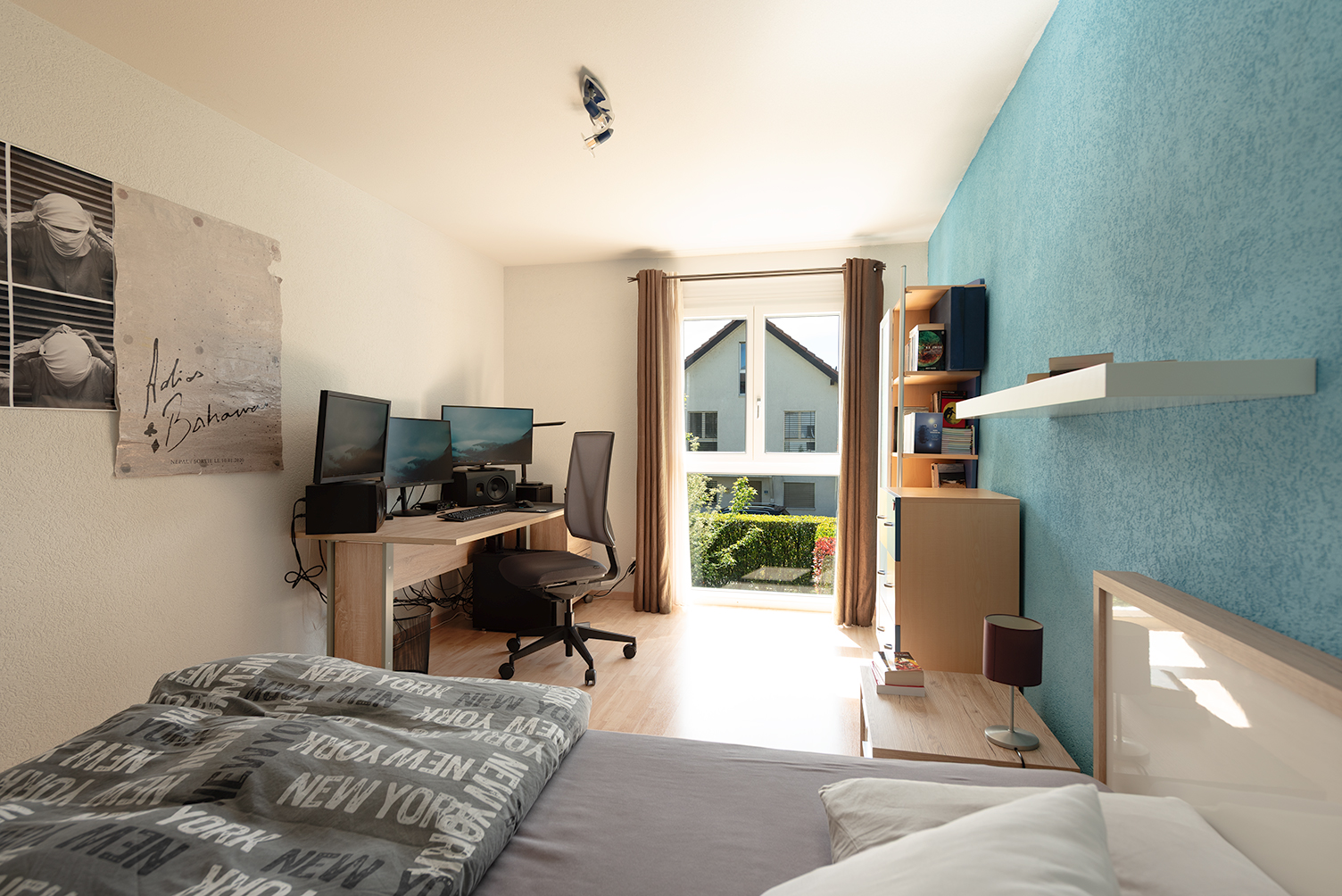 chambre-bleue-lit-bureau-fenetre