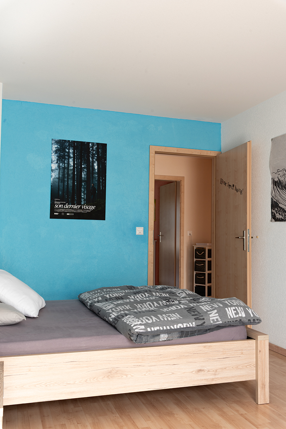 chambre-bleue-lit-porte