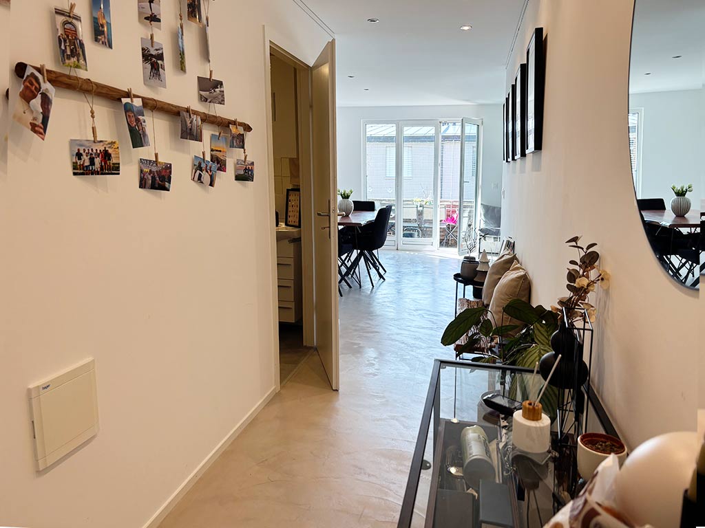 corridor, porte douche et WC et espace repas et balcon